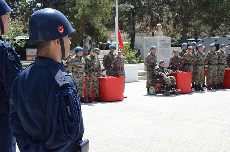 Eskişehir 1. Ana Jet Üs Komutanlığına gelen engelli vatandaşlar, yeminlerini ederek bir günlük askerlik yaptılar.