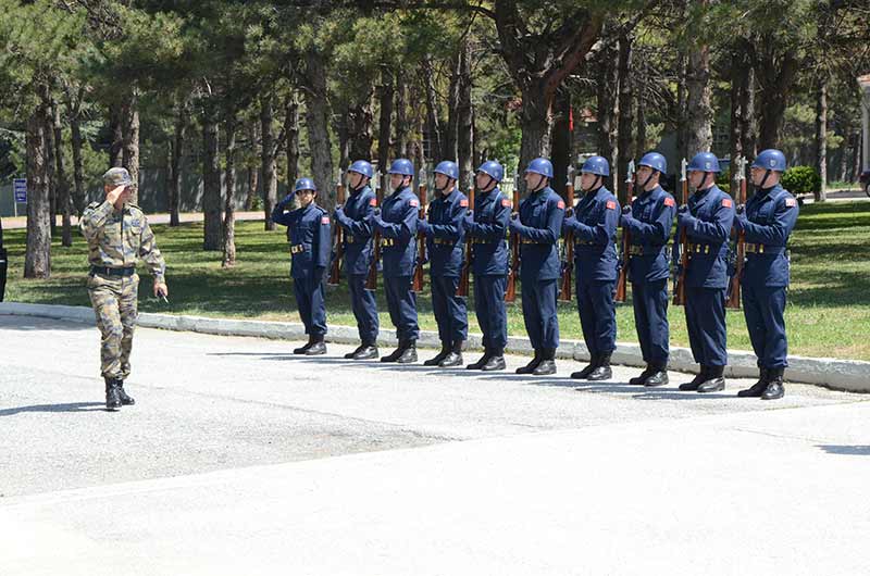 Eskişehir 1. Ana Jet Üs Komutanlığına gelen engelli vatandaşlar, yeminlerini ederek bir günlük askerlik yaptılar.