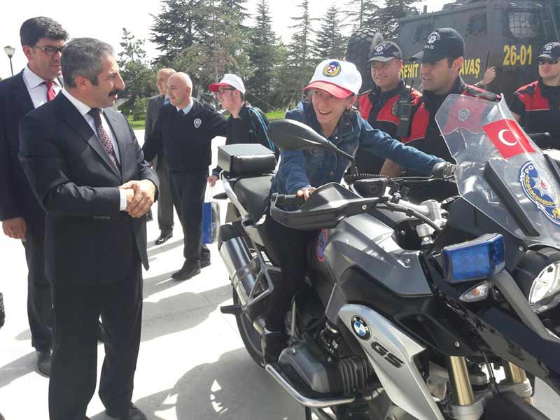 Engelliler Haftası dolayısıyla Eskişehir Emniyet Müdürlüğü'nde ağırlanan engelli çocuklar, Yunus ekiplerinin yeni motosikletlerine ve terörle mücadelede kullanılan Ejder'e yoğun ilgi gösterdiler. 