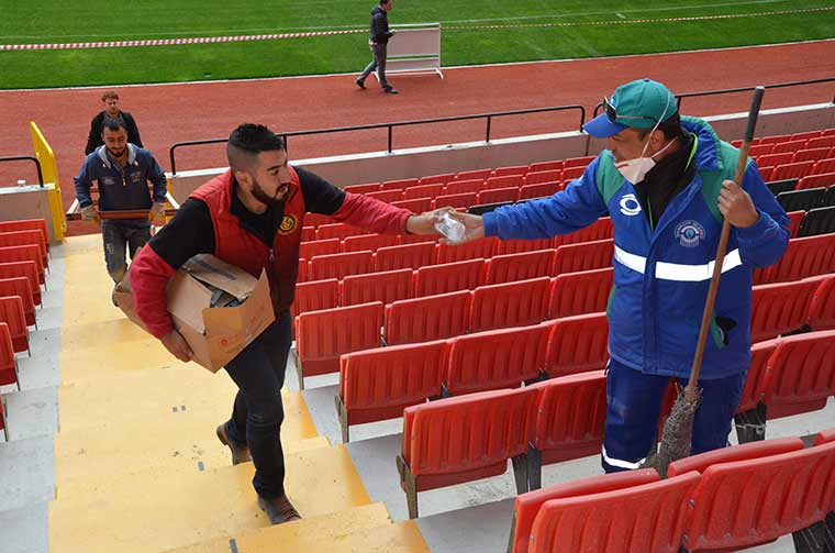 Eskişehirspor yeni evine Bandırmaspor maçı ile merhaba diyecekken, stadın yetişmesi için Ali Erginer isimli bir taraftar çalışmalarda bizzat yer alıyor. 