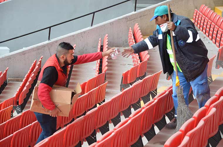 Eskişehirspor yeni evine Bandırmaspor maçı ile merhaba diyecekken, stadın yetişmesi için Ali Erginer isimli bir taraftar çalışmalarda bizzat yer alıyor. 