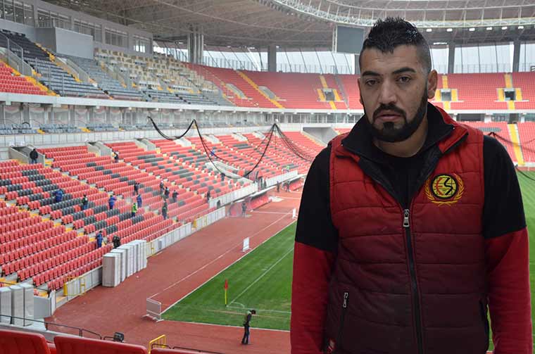 Eskişehirspor yeni evine Bandırmaspor maçı ile merhaba diyecekken, stadın yetişmesi için Ali Erginer isimli bir taraftar çalışmalarda bizzat yer alıyor. 