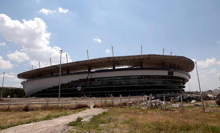 Eskişehir'de inşası tamamlanmak üzere olan 35 bin kişilik yeni stadın çim serme işlemine başlandı.