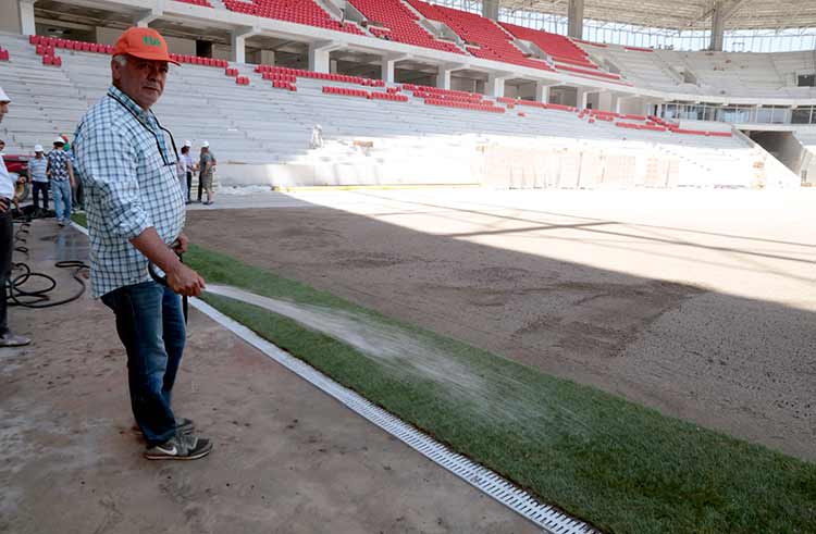 Eskişehir'de inşası tamamlanmak üzere olan 35 bin kişilik yeni stadın çim serme işlemine başlandı.