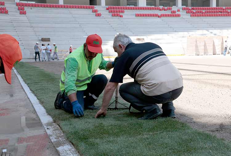 Eskişehir'de inşası tamamlanmak üzere olan 35 bin kişilik yeni stadın çim serme işlemine başlandı.