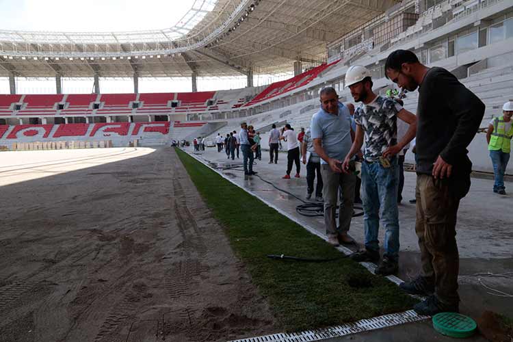 Eskişehir'de inşası tamamlanmak üzere olan 35 bin kişilik yeni stadın çim serme işlemine başlandı.