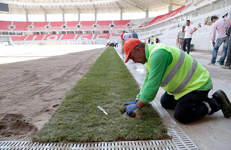 Eskişehir'de inşası tamamlanmak üzere olan 35 bin kişilik yeni stadın çim serme işlemine başlandı.