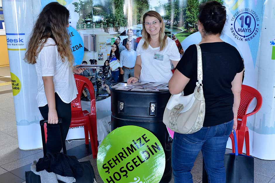 Tepebaşı Belediyesi, her yıl üniversite kayıt döneminde gerçekleştirdiği öğrenci bilgilendirme ve karşılama masası ile yeni gelen gençlere Eskişehir’i nasıl kullanacaklarını aktarıyor. 