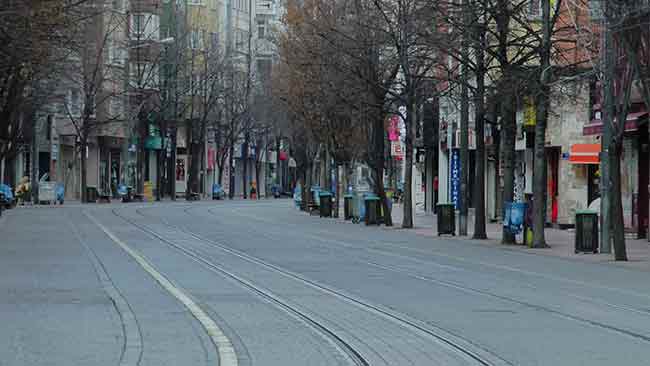 Eskişehir’in sokak ve caddeleri başta olmak üzere kent geneli, dünyayı kasıp kavurarak 2020 yılında her gün etkisini artırarak şiddetini gösteren Korona virüs yüzünden 2021 yılının ilk gününde sessizliğe büründü.