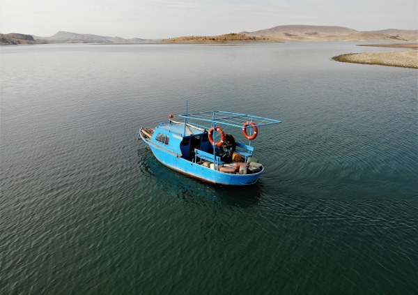 Eskişehir'den ayrılarak 14 yıl önce yerleştiği adaya diktiği 3 bin 500 fidan ile renk veren 80 yaşındaki Ziya Abay, bin 700 TL'lik emekli maaşı ile almayı düşündüğü fidanlar için yer hazırlıyor