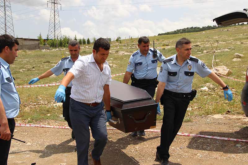 Eskişehir’de 47 yaşındaki astsubay emeklisi Ramazan Yılmaz, 1,5 yaşındaki oğlu Hasan Polatcan Yılmaz’ı öldürdükten sonra intihar etti.