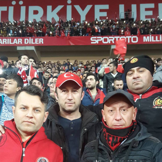 İlk kez milli maça ev sahipliği yapan Eskişehir’de tribünler gündem oldu. Taraflı tarafsız herkesin takdirini kazanan tribünler için Yıldız Tilbe “Tribünler başşımı döndürdü” dedi.