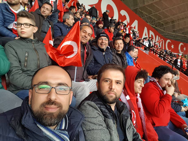 İlk kez milli maça ev sahipliği yapan Eskişehir’de tribünler gündem oldu. Taraflı tarafsız herkesin takdirini kazanan tribünler için Yıldız Tilbe “Tribünler başşımı döndürdü” dedi.