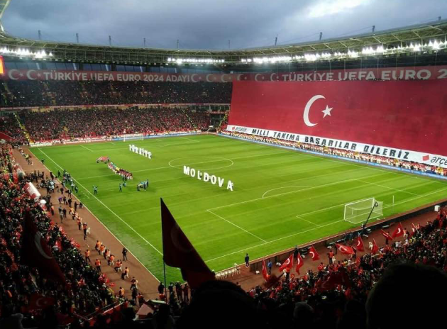 İlk kez milli maça ev sahipliği yapan Eskişehir’de tribünler gündem oldu. Taraflı tarafsız herkesin takdirini kazanan tribünler için Yıldız Tilbe “Tribünler başşımı döndürdü” dedi.