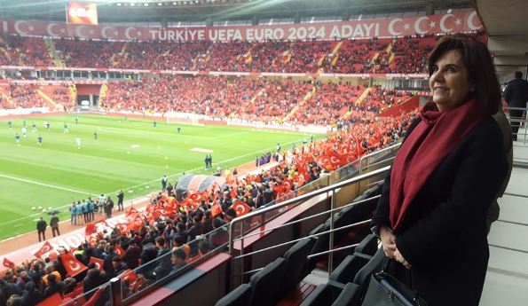 İlk kez milli maça ev sahipliği yapan Eskişehir’de tribünler gündem oldu. Taraflı tarafsız herkesin takdirini kazanan tribünler için Yıldız Tilbe “Tribünler başşımı döndürdü” dedi.