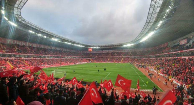 İlk kez milli maça ev sahipliği yapan Eskişehir’de tribünler gündem oldu. Taraflı tarafsız herkesin takdirini kazanan tribünler için Yıldız Tilbe “Tribünler başşımı döndürdü” dedi.