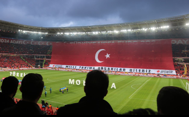 İlk kez milli maça ev sahipliği yapan Eskişehir’de tribünler gündem oldu. Taraflı tarafsız herkesin takdirini kazanan tribünler için Yıldız Tilbe “Tribünler başşımı döndürdü” dedi.