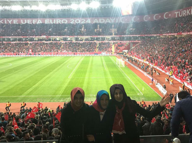 İlk kez milli maça ev sahipliği yapan Eskişehir’de tribünler gündem oldu. Taraflı tarafsız herkesin takdirini kazanan tribünler için Yıldız Tilbe “Tribünler başşımı döndürdü” dedi.