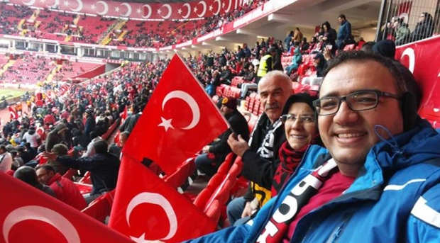 İlk kez milli maça ev sahipliği yapan Eskişehir’de tribünler gündem oldu. Taraflı tarafsız herkesin takdirini kazanan tribünler için Yıldız Tilbe “Tribünler başşımı döndürdü” dedi.