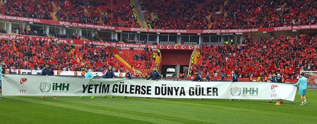 İlk kez milli maça ev sahipliği yapan Eskişehir’de tribünler gündem oldu. Taraflı tarafsız herkesin takdirini kazanan tribünler için Yıldız Tilbe “Tribünler başşımı döndürdü” dedi.