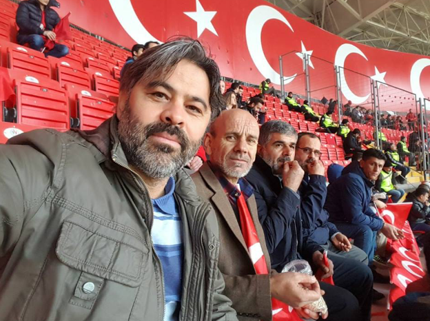 İlk kez milli maça ev sahipliği yapan Eskişehir’de tribünler gündem oldu. Taraflı tarafsız herkesin takdirini kazanan tribünler için Yıldız Tilbe “Tribünler başşımı döndürdü” dedi.