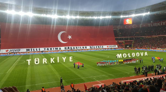 İlk kez milli maça ev sahipliği yapan Eskişehir’de tribünler gündem oldu. Taraflı tarafsız herkesin takdirini kazanan tribünler için Yıldız Tilbe “Tribünler başşımı döndürdü” dedi.