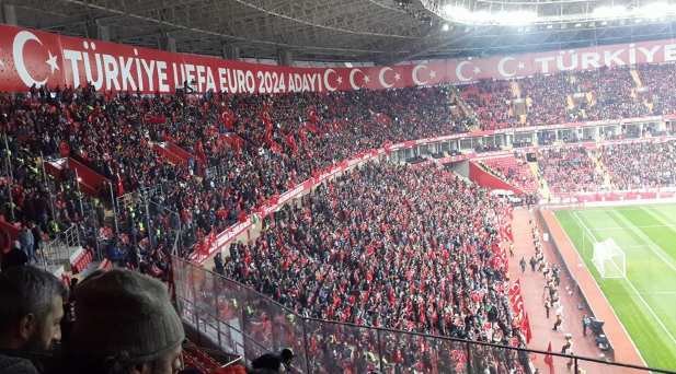 İlk kez milli maça ev sahipliği yapan Eskişehir’de tribünler gündem oldu. Taraflı tarafsız herkesin takdirini kazanan tribünler için Yıldız Tilbe “Tribünler başşımı döndürdü” dedi.