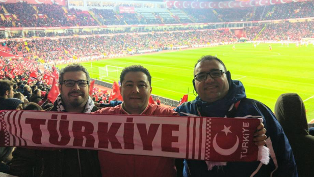 İlk kez milli maça ev sahipliği yapan Eskişehir’de tribünler gündem oldu. Taraflı tarafsız herkesin takdirini kazanan tribünler için Yıldız Tilbe “Tribünler başşımı döndürdü” dedi.