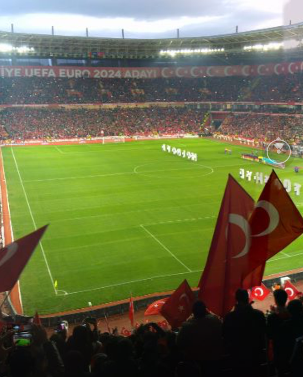 İlk kez milli maça ev sahipliği yapan Eskişehir’de tribünler gündem oldu. Taraflı tarafsız herkesin takdirini kazanan tribünler için Yıldız Tilbe “Tribünler başşımı döndürdü” dedi.