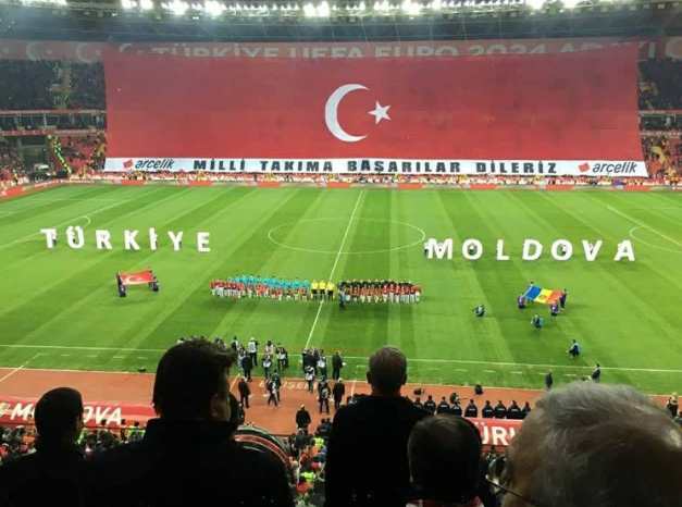 İlk kez milli maça ev sahipliği yapan Eskişehir’de tribünler gündem oldu. Taraflı tarafsız herkesin takdirini kazanan tribünler için Yıldız Tilbe “Tribünler başşımı döndürdü” dedi.