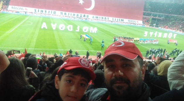 İlk kez milli maça ev sahipliği yapan Eskişehir’de tribünler gündem oldu. Taraflı tarafsız herkesin takdirini kazanan tribünler için Yıldız Tilbe “Tribünler başşımı döndürdü” dedi.