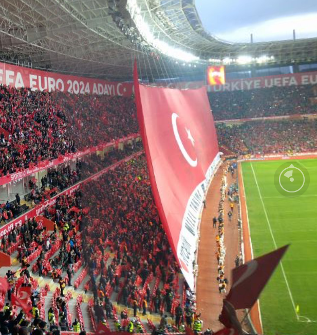 İlk kez milli maça ev sahipliği yapan Eskişehir’de tribünler gündem oldu. Taraflı tarafsız herkesin takdirini kazanan tribünler için Yıldız Tilbe “Tribünler başşımı döndürdü” dedi.