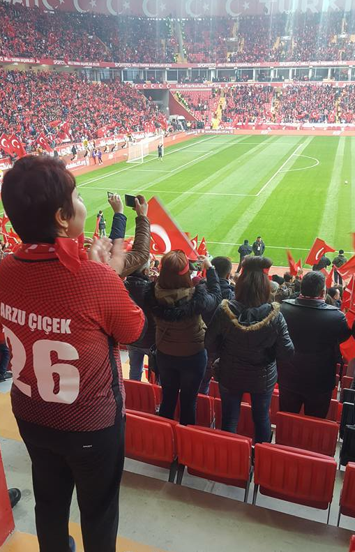 İlk kez milli maça ev sahipliği yapan Eskişehir’de tribünler gündem oldu. Taraflı tarafsız herkesin takdirini kazanan tribünler için Yıldız Tilbe “Tribünler başşımı döndürdü” dedi.