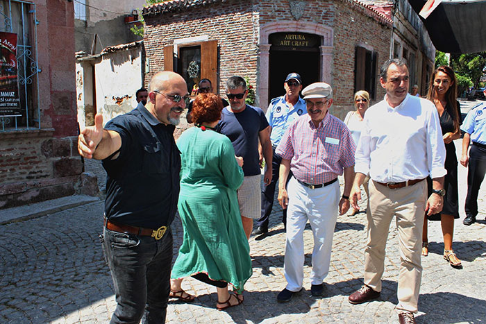 Eskişehir Büyükşehir Belediye Başkanı Yılmaz Büyükerşen, Ayvalık Belediye Başkanı Rahmi Gençer'in, misafiri oldu. 