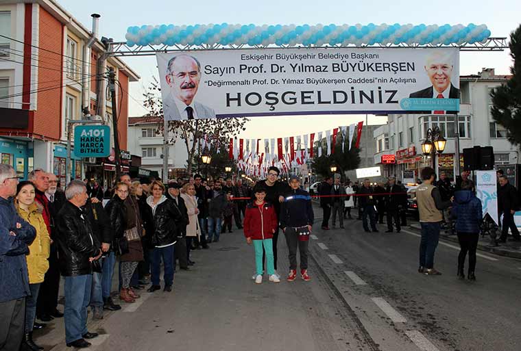 Süleymanpaşa Belediye Başkanı Ekrem Eşkinat’ın davetlisi olarak Tekirdağ’a gelen Eskişehir Büyükşehir Belediye Başkanı Yılmaz Büyükerşen, ‘Prof. Dr. Yılmaz Büyükerşen Caddesi’ ve ‘Ahmet Erensoy Gençlik Merkezi’nin açılışlarına katıldı. 