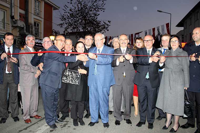 Süleymanpaşa Belediye Başkanı Ekrem Eşkinat’ın davetlisi olarak Tekirdağ’a gelen Eskişehir Büyükşehir Belediye Başkanı Yılmaz Büyükerşen, ‘Prof. Dr. Yılmaz Büyükerşen Caddesi’ ve ‘Ahmet Erensoy Gençlik Merkezi’nin açılışlarına katıldı. 