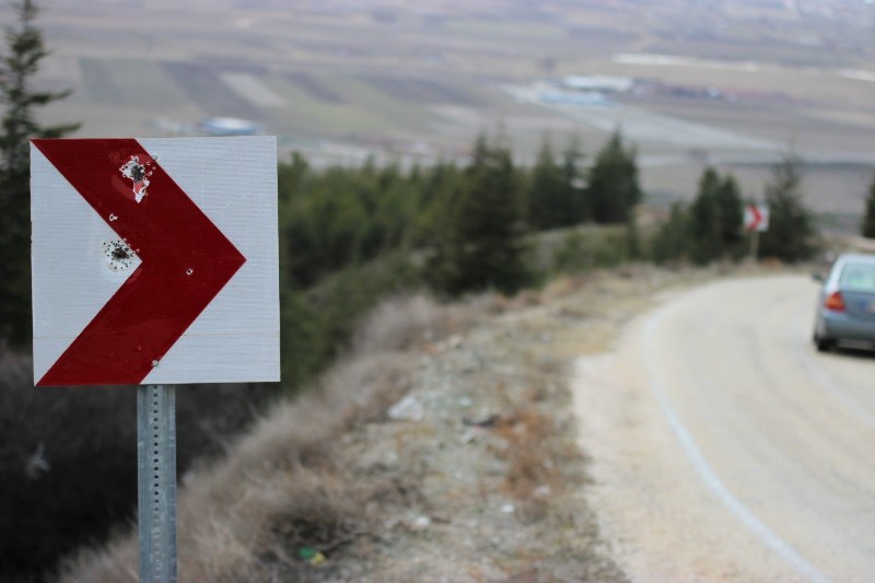 Eskişehir-Sarıcakaya karayolu üzerindeki trafik levhaları hedef tahtasına dönmüş durumda. Kimliği belirsiz kişi veya kişilerce yapılan silah atışları sonucu bazı trafik levhaları neredeyse kullanılmaz halde. 