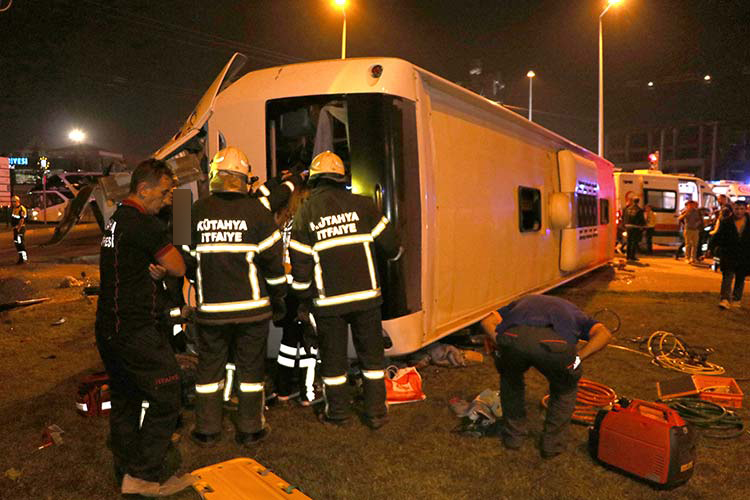 Kütahya'da yolcu otobüsü ile tırın çarpışması sonucu bir kişi hayatını kaybetti, 3'ü çocuk 13 kişi yaralandı.