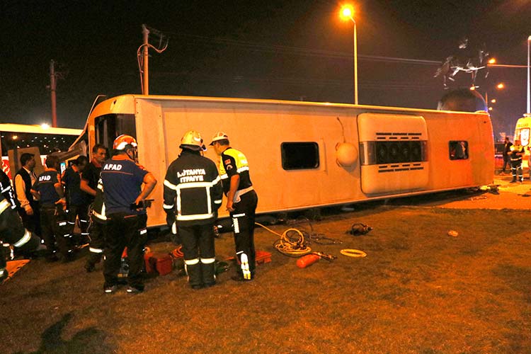 Kütahya'da yolcu otobüsü ile tırın çarpışması sonucu bir kişi hayatını kaybetti, 3'ü çocuk 13 kişi yaralandı.