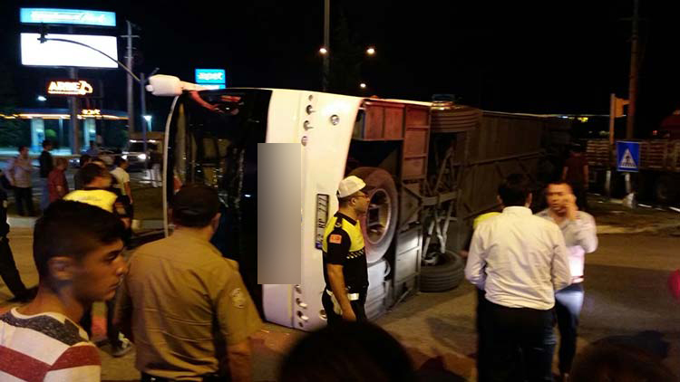 Kütahya'da yolcu otobüsü ile tırın çarpışması sonucu bir kişi hayatını kaybetti, 3'ü çocuk 13 kişi yaralandı.