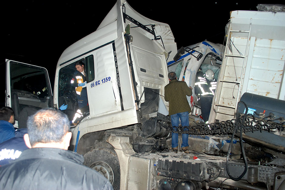 Eskişehir-Kütahya seferini yapan yolcu treninin tıra çarpması sonucu 1 kişi öldü, aralarında yolcuların da bulunduğu 15 kişi yaralandı.