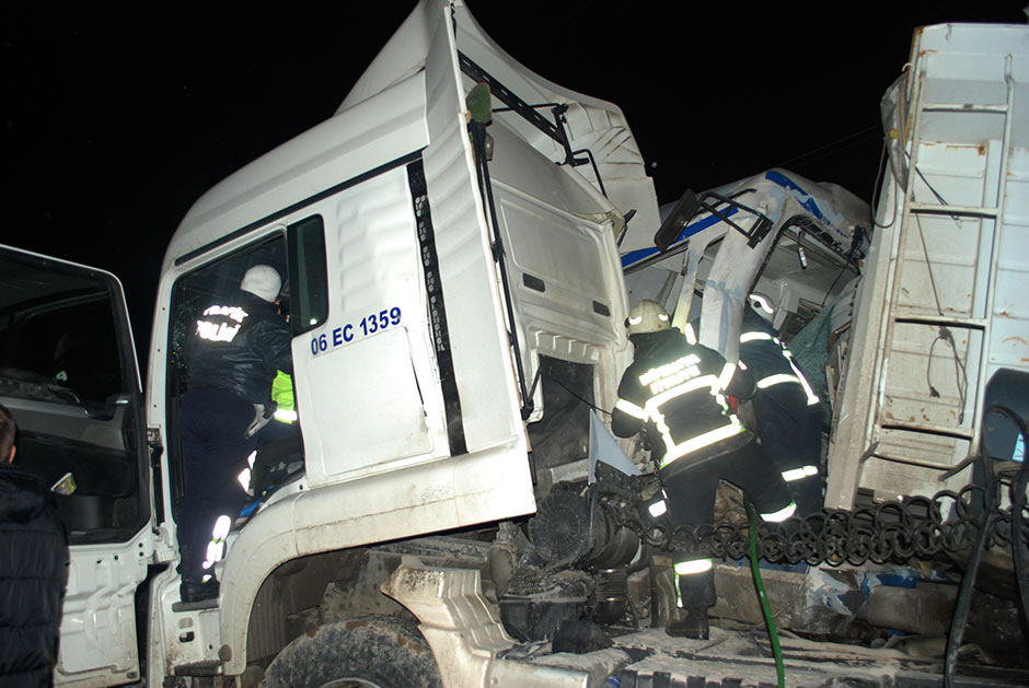 Eskişehir-Kütahya seferini yapan yolcu treninin tıra çarpması sonucu 1 kişi öldü, aralarında yolcuların da bulunduğu 15 kişi yaralandı.