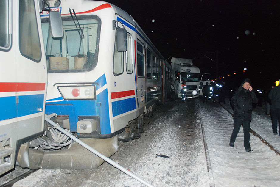 Eskişehir-Kütahya seferini yapan yolcu treninin tıra çarpması sonucu 1 kişi öldü, aralarında yolcuların da bulunduğu 15 kişi yaralandı.