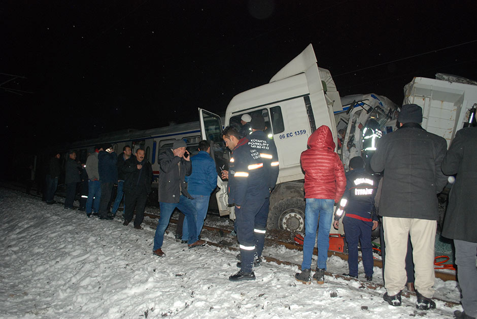 Eskişehir-Kütahya seferini yapan yolcu treninin tıra çarpması sonucu 1 kişi öldü, aralarında yolcuların da bulunduğu 15 kişi yaralandı.