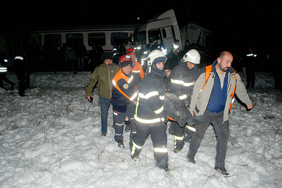 Eskişehir-Kütahya seferini yapan yolcu treninin tıra çarpması sonucu 1 kişi öldü, aralarında yolcuların da bulunduğu 15 kişi yaralandı.