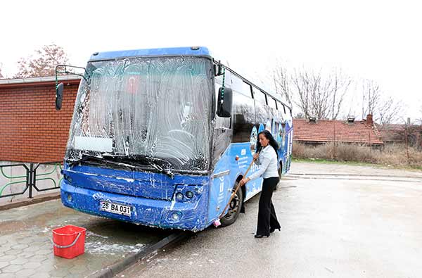 Eskişehir'de merkez Tepebaşı İlçe Belediyesi tarafından otobüslerde görev yapmaları için şoför kadrosuna alınan iki kadın, kent trafiğinde başarıyla direksiyon sallıyor.