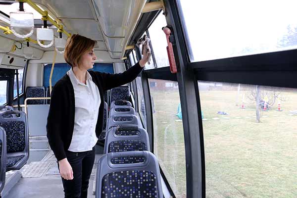 Eskişehir'de merkez Tepebaşı İlçe Belediyesi tarafından otobüslerde görev yapmaları için şoför kadrosuna alınan iki kadın, kent trafiğinde başarıyla direksiyon sallıyor.