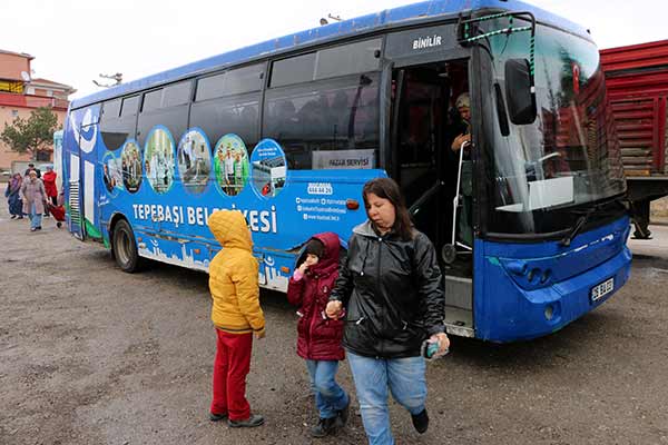 Eskişehir'de merkez Tepebaşı İlçe Belediyesi tarafından otobüslerde görev yapmaları için şoför kadrosuna alınan iki kadın, kent trafiğinde başarıyla direksiyon sallıyor.