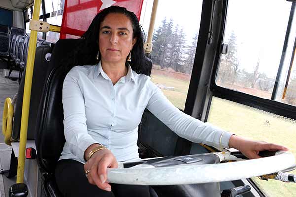 Eskişehir'de merkez Tepebaşı İlçe Belediyesi tarafından otobüslerde görev yapmaları için şoför kadrosuna alınan iki kadın, kent trafiğinde başarıyla direksiyon sallıyor.