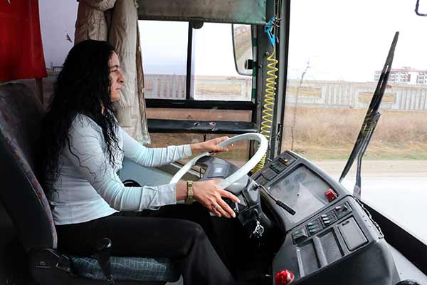 Eskişehir'de merkez Tepebaşı İlçe Belediyesi tarafından otobüslerde görev yapmaları için şoför kadrosuna alınan iki kadın, kent trafiğinde başarıyla direksiyon sallıyor.